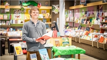 Gregor Schlag ist Inhaber der Buchhandlung Morisse in der Bremerhavener Fußgängerzone, die einen Insolvenzantrag gestellt hat.