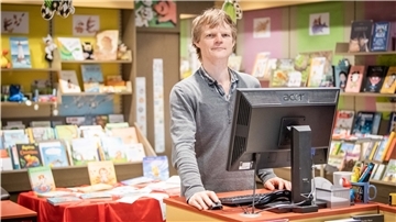 Gregor Schlag ist stolz auf seine Kunden. Sie ermöglichen den Neustart der Buchhandlung Morisse, die im April wegen der Corona-Krise Insolvenz anmelden musste.