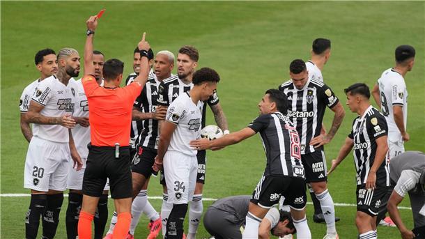 Trotz Unterzahl: Botafogo gewinnt erstmals Copa Libertadores Gregore erhielt nach nicht einmal einer Minute Spielzeit wegen groben Foulspiels die Rote Karte.