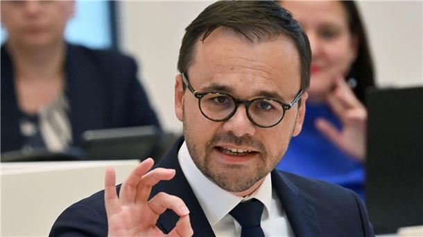 Brandenburger CDU-Chef: AfD vor Publikum entlarven Grenze man die AfD aus, ermögliche dies der Partei, sich als Opfer darzustellen, so Jan Redmann.