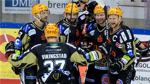 Grenzzenloser Jubel bei den Pinguins nach dem Siegtreffer zum Ausgleich in der Playoff-Viertelfinalserie gegen die Grizzlys Wolfsburg. 
