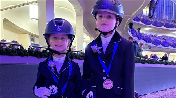 Greta Brüning (li.) und Alina von Rönn mischten nach ihrem Sieg in der Führzügelklasse bei den Elmloher Reitertagen auch beim Finale in Frankfurt vorne mit.