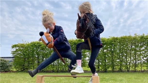 Greta Brüning und Lilith Plöger beim Sprung mit ihrem Hobby Horse.