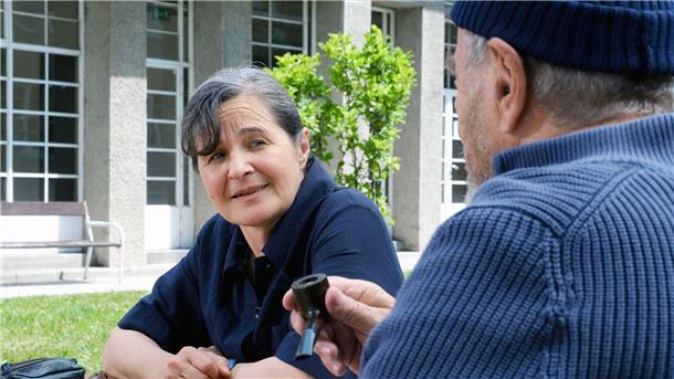 „Zu neuen Ufern“: Die tote Polizistin und der Dealer Grete (Maria Hofstätter) besucht ihren Freund Käpt’n (Günter Tolar) im Altersheim.