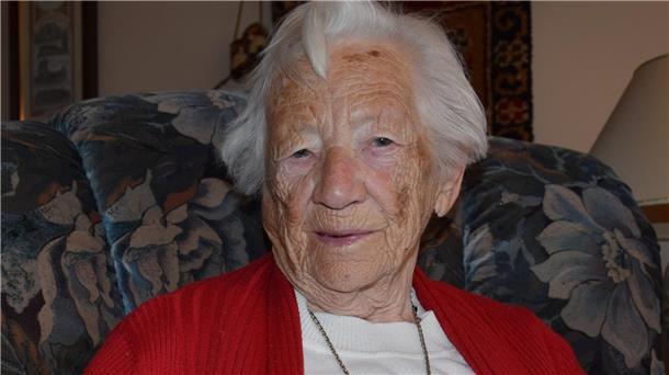 Eine alte Frau guckt in die Kamera. Es handelt sich um die Nordenhamerin Grete Reimann, die am Montag 100 Jahre alt wird.