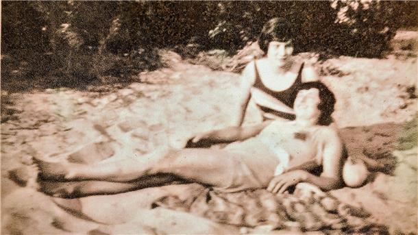 Das sind die Häuser verfolgter Juden: Die Osterstader Straße 21 Grete Wolff und Martha Allmers am Weserstrand in Sandstedt um 1930.