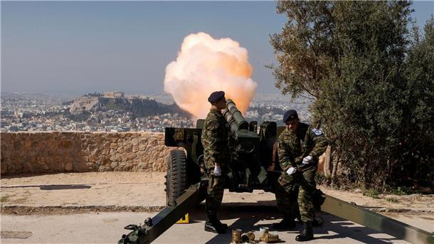 Griechische Soldaten feuern eine Kanone während der Feierlichkeiten zum griechischen Unabhängigkeitstag. Der Nationalfeiertag am 25. März erinnert an den Beginn des griechischen Unabhängigkeitskrieges von 1821 gegen die 400-jährige osmanische Herrschaft.