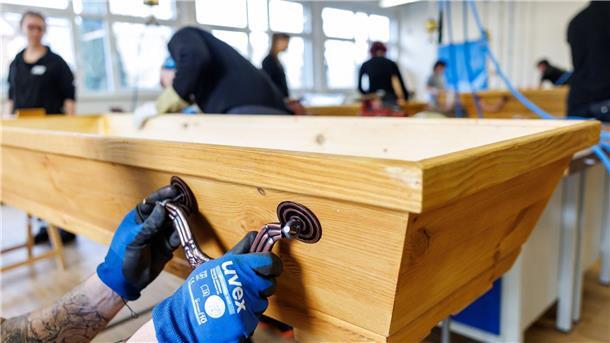 Kollege Tod - So werden Bestatter ausgebildet Griffe werden nach Kundenwünschen individuell an Särge angebracht.