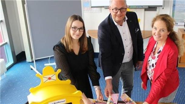 Griffen beherzt in die Einsendungen, um die Gewinner:innen der diesjährigen Aktion „Heimat shoppen“ zu bestimmen: Jasmin Felten, Jörn Langfermann und Nicole Halves-Volmer