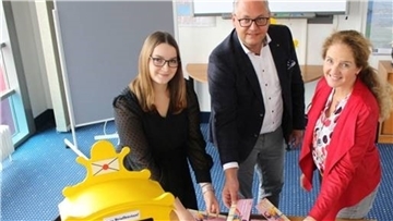 Griffen beherzt in die Einsendungen, um die Gewinner:innen der diesjährigen Aktion „Heimat shoppen“ zu bestimmen: Jasmin Felten, Jörn Langfermann und Nicole Halves-Volmer