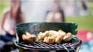 Grillen ist erlaubt, aber nur mit der Familie, mit der man in einem Haushalt lebt.