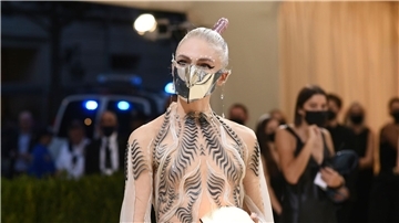Grimes heißt eigentlich Claire Elise Boucher.