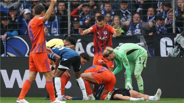 Grodowski liegt auf dem Rasen. 