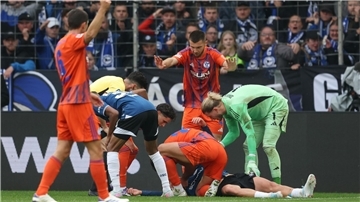 Grodowski liegt auf dem Rasen. 
