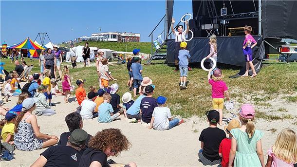 Atemberaubende Akrobatik und Choreografien in der Luft und am Boden Ein Clown bietet Unterhaltung für Kinder.