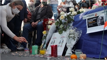 Groß war die Trauer und Anteilnahme nach der Ermordung des Lehrers Samuel Paty in Frankreich durch einen islamistischen Attentäter. Zahlreiche Menschen versammelten sich nach der Bluttat zu Solidaritätsdemonstrationen.