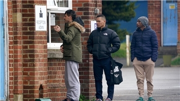 Großbritannien hat ein Platzproblem. Bisher kommen Migranten vor allem in Hotels unter, das kostet nach Regierungsangaben mehr als sechs Millionen Pfund pro Tag.