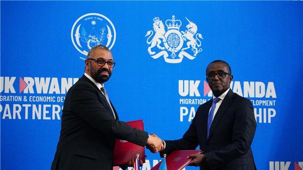 Abkommen: London verschärft Zuwanderungsrecht Großbritanniens Innenminister James Cleverly (l) und Vincent Birut, Außenminister von Ruanda, schütteln sich die Hände. Mit dem neuen Vertrag will die britische Regierung Asylsuchende künftig in das ostafrikanische Land abschieben.