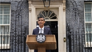 Großbritanniens neuer Premierminister Rishi Sunak bei seiner Ansprache vor der 10 Downing Street.