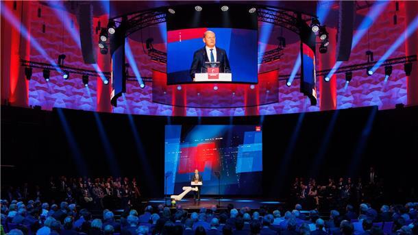Scholz eröffnet Hannover Messe: „Willkommen bei Freunden“ Große Bühne, große Botschaft: Europas Ziel bleibe Kooperation, sagt Kanzler Scholz.