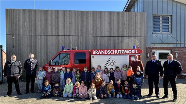 Große Freude bei den Kita-Kindern, dem Kita-Team und den Vertretern von Feuerwehr und Gemeinde über die Auszeichnung vom Landesfeuerwehrverband.