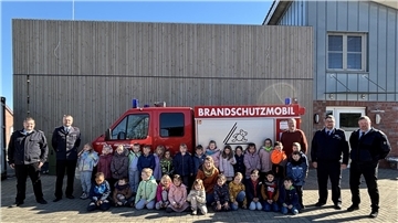 Große Freude bei den Kita-Kindern, dem Kita-Team und den Vertretern von Feuerwehr und Gemeinde über die Auszeichnung vom Landesfeuerwehrverband.