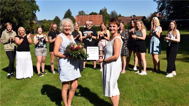 Große Freude bei der Übergabe des Zertifikats an Kita-Leiterin Dagmara Stahmer (rechts) durch Diplom-Sozialpädagogin Irene Beier.