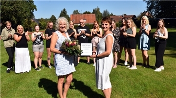 Große Freude bei der Übergabe des Zertifikats an Kita-Leiterin Dagmara Stahmer (rechts) durch Diplom-Sozialpädagogin Irene Beier.