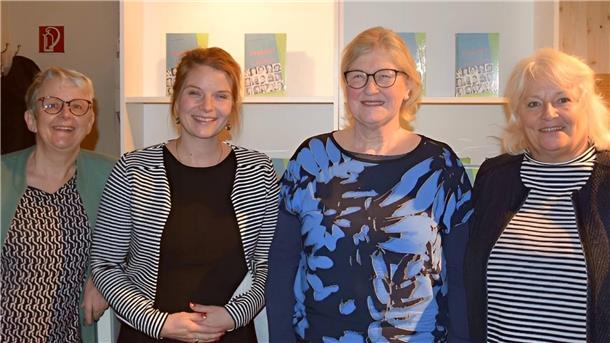 Abgebildet sind die Frauenbeauftragte der Stadt Nordenham Karin Windheim, die Herausgeberin Ursula Bernhold und die beiden Co-Autorinnen Anne von der Linde und Ellen Reim