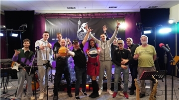 Mitglieder der Gruppe Shanteez in ihrem Proberaum. Einige von ihnen halten Basketbälle in der Hand. Die Band wird in der Halbzeitpause bei einem Spiel der Eisbären Bremerhaven spielen.