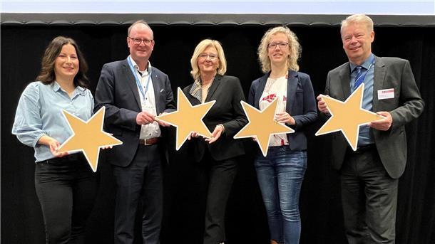 Große Freude über das Erreichen des Vier-Sterne-Qualitätsstandards mit den beteiligten Partnern von links nach rechts: Stefanie John von Zydowitz (Cuxland-Tourismus – Agentur für Wirtschaftsförderung), Martin Fahrland (Geschäftsführer Mittelweser-Touristik), Petra Wegener (Geschäftsführerin Weserbergland Tourismus), Tina Tönjes (Leiterin Touristikgemeinschaft Wesermarsch) und Dr. Ralf Meyer (Geschäftsführer der Erlebnis Bremerhaven Bremerhaven GmbH und Leiter des Referates für Wirtschaft, Tourismus und Wissenschaft).