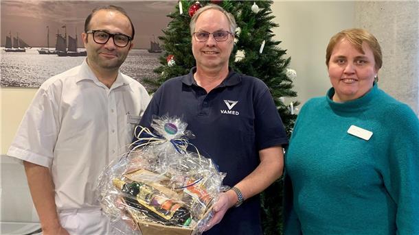 Große Freude über die Jubiläumsspende: der Ärztliche Direktor Dr. Orhan Kahraman (links) und Pflegedirektorin Kathrin Nehls danken Theo Bijman für die 50. Blutspende.