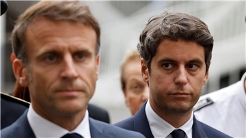 Große Haushaltslöcher setzen die Regierung von Macron (l) unter Druck - Attal (r) arbeitet an unpopulären kurzfristigen Sparmaßnahmen.