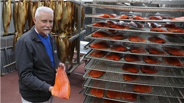 Große Liebe zum Fisch: Andree Fiedler liebt seine Arbeit. Hier prüft er gerade die Ware.