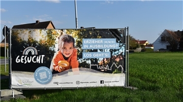 Große Plakate, die die Straßen der Gemeinde säumten, waren Anfang des Jahres Teil der ungewöhnlichen Werbeaktion der Schiffdorfer, um mehr Erzieherinnen zu gewinnen.