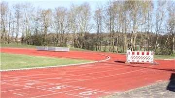 Große Teile der Laufbahn auf dem Sportplatz der SG Beverstedt mu¨ssen erneuert werden.