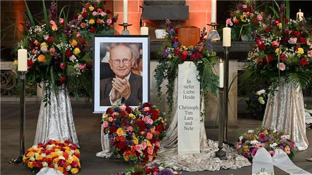 Viel Prominenz bei Trauerfeier für Willi Lemke Große Trauerfeier für Willi Lemke im Bremer Dom