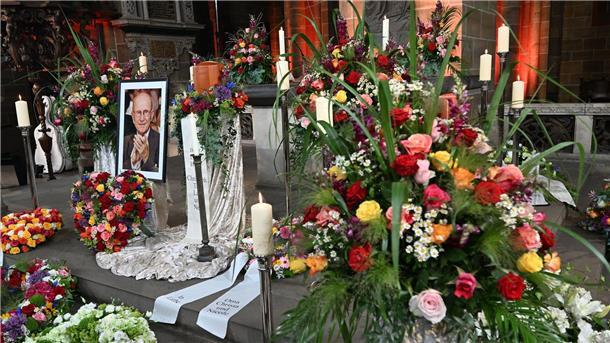 Viel Prominenz bei Trauerfeier für Willi Lemke Große Trauerfeier für Willi Lemke im Bremer Dom