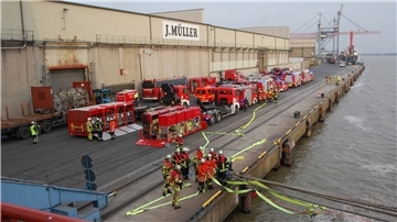 Große Übung im Braker Hafen: Feuerwehrkräfte, die für Schiffsbrandbekämpfung ausgebildet und ausgerüstet sind, übten hier für den Ernstfall.