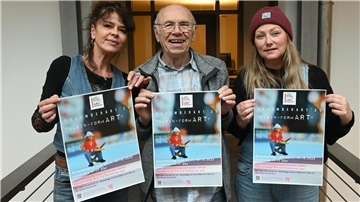 „KleinFormART“ - Arbeiten von 29 Künstlerinnen und Künstler in Mühle Malstedt  Große Vorfreude auf Kleinformatiges: Tina Abich (von links), Siegfried Krön und Elli Brockmann vom MMK-Team freuen sich auf die große November-Ausstellung in der Mühle Malstedt Kunstwerkstatt.