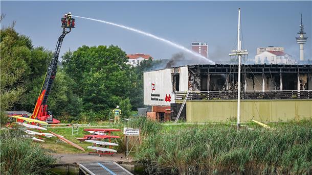 Großeinsatz für Feuerwehr und Ruderer: Im oberen Stockwerk des Bremerhavener Rudervereins ist ein Feuer ausgebrochen. Mit vereinten Kräften wurde ein Schaden an den Booten verhindert.