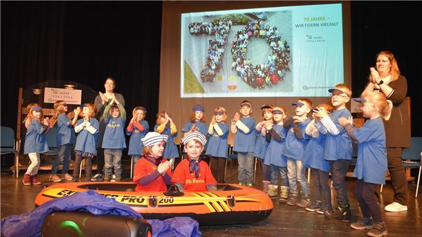 Gruppe von Kindern, die etwas aufführen.