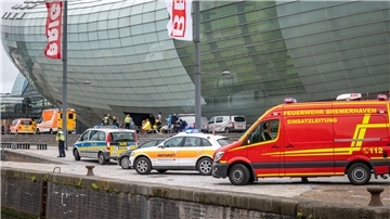 Großer Einsatz von Polizei und Feuerwehr am Klimahaus.