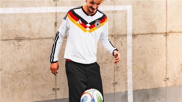 Großer Fan des neuen DFB-Trikots: Stürmer Nick Woltemade.