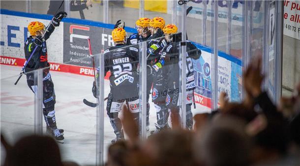 Großer Jubel bei den Fischtown Pinguins: Erneut setzen sie sich in der Verlängerung gegen Ingolstadt durch und führen in der Viertelfinalserie jetzt mit 3:0.