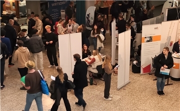Breiter Anlauf bei der 12. Studienmesse am Kreisgy mit einer Polizei-Show auf der Messe.