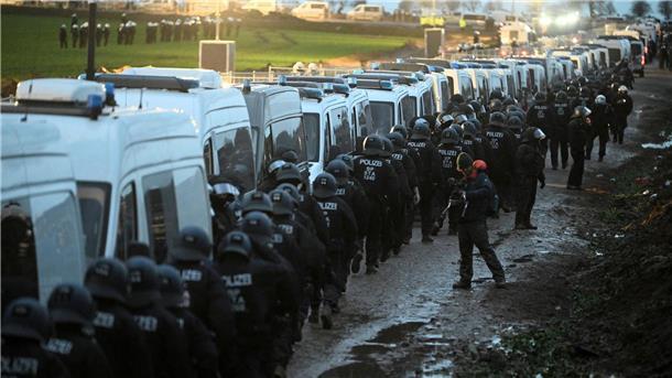 Bundesregierung kritisiert Gewalt in Lützerath Großes Polizeiaufgebot bei der Demonstration am Samstag