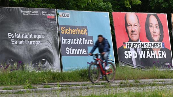 Europawahl: Was die Parteien versprechen Großplakate der Parteien zur Europawahl.