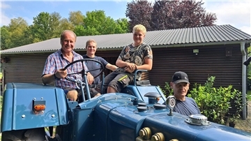 Großvater Günter Riethmüller (70/v.l.), Sohn Benny (41) und Enkel Tom Louis (15) fahren seit ihrer Kindheit Trecker. Kfz-Meister Michael Lartz (52/r.) hatte bei der Restaurierung des Lanz D 2806 Jahrgang 1955 den Hut auf.