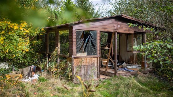 Blick auf verfallene Gartenhütte.